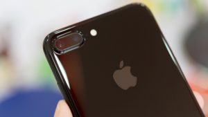 Як виглядає iPhone в кольорі Jet Black через рік без чохла
