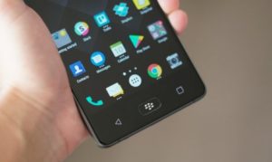 Новий BlackBerry Motion відмовився від своєї культової клавіатури