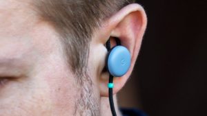 Співробітник магазину Google рекомендував відвідувачам обрізати кабель навушників Pixel Buds