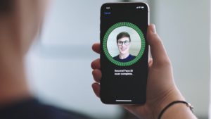 Face ID обдурили з допомогою маски. Чи варто турбуватися?