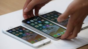 Відео: iPhone X визнали самим крихким смартфоном компанії