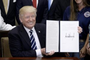 Створено чат-бот, який буде пояснювати людям укази Трампа зрозумілою мовою